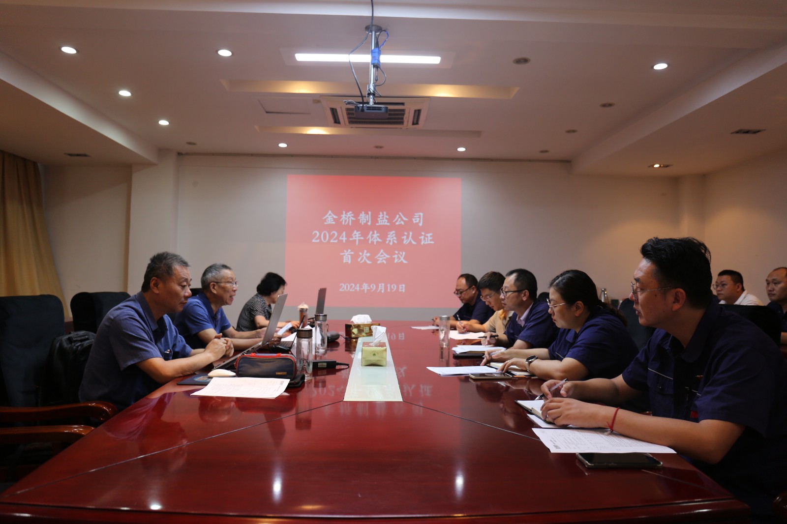 近日，金橋制鹽公司通過北京世標(biāo)認(rèn)證中心審核，給予食品安全管理體系、環(huán)境管理體系和職業(yè)健康安全管理體系認(rèn)證“保持認(rèn)證資格”的監(jiān)督審核結(jié)論，給予質(zhì)量管理體系認(rèn)證“再次注冊(cè)”的再認(rèn)證審核結(jié)論。通過審核，是對(duì)公司精細(xì)化管理成果的檢驗(yàn)，促進(jìn)公司內(nèi)控管理水平持續(xù)提升。（李曉月）